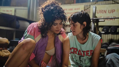 Müssen den Weg für ihre Liebe gewaltsam freiräumen: Jackie (Katy O‘Brian) und Lou (Kristen Stewart) in Love Lies Bleeding.
