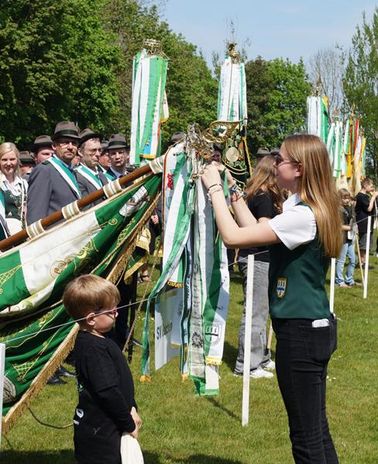 Feierlich wurden die Fahnenbänder an die teilnehmenden Fahnenabordnungen verteilt.