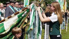 Feierlich wurden die Fahnenbänder an die teilnehmenden Fahnenabordnungen verteilt.