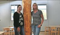 Eva Grabau (li.), stellvertretende Leitung, und Ilona Tiedemann, Einrichtungsleitung der Kita Wirbelwind, freuen sich, dass bald rund um den umgedrehten Baum Kinder mit und ohne Behinderungen in der Mensa zusammenkommen.