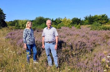 Rita Kröncke und Gerhard Hillmann machten sich im Kulturlandschaftsgarten ein Bild von den anstehenden Pflegemaßnahmen.