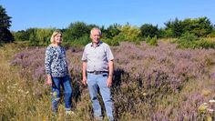 Rita Kröncke und Gerhard Hillmann machten sich im Kulturlandschaftsgarten ein Bild von den anstehenden Pflegemaßnahmen.