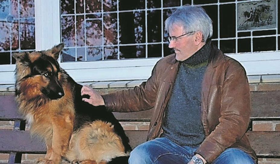 Das Foto zeigt meinen Ehemann Frank und unseren Schäferhund Monty. Mit Monty waren wir oft in Dänemark und ich kann behaupten, dass unser Hund ein volles Familienmitglied war. Täglich wartete er auf sein geliebtes Herrchen und hielt immer zur gleichen Zeit Ausschau nach seinem besten Freund. Denn Monty wusste genau, dass sein Herrchen dann mit ihm in den Wald ging und ein langer Spaziergang für beide auf dem Plan stand. Dieser tägliche Ausflug war für Mensch und Hund sehr wichtig. Mein Mann Frank ist vor knapp sechs Jahren verstorben, er hatte Speiseröhrenkrebs. Man glaubt es nicht, aber Monty starb nur vier Wochen später an der gleichen Krankheit. Unser Tierarzt äußerte damals, dass solche Dinge vorkommen, wenn Mensch und Hund eng miteinander verbunden waren. In der Hoffnung, dass Frank und Monty wieder irgendwie miteinander verbunden sind... sind beide für immer in den Herzen der Familie. - Cornelia Niemeyer aus Bruchhausen-Vilsen
