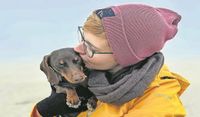 Was mir Renate bedeutet? Die Momente mit meinem Hund sind für mich die besonderen Augenblicke im Alltag. Es sind die Momente, in denen es nicht darum geht, wer wie viel leistet oder welche Aufgaben noch auf irgendeiner To-Do-Liste stehen. Es sind die Momente, in denen ich Dinge tue, die unbedeutend wirken mögen, aber mein Herz bis zum Rand mit Liebe füllen: Wettrennen am Strand, ballwerfen im Park, Mantrailen in der Stadt, Kuscheln auf dem Sofa. Momente, die ich mit meinem Hund verbringe, lassen die Zeit irgendwie langsamer vergehen. Was dann zählt, ist bedingungslose Liebe, gegenseitiger Respekt und die besten Leckerlis. Momente mit meinem Hund erinnern mich an das, was wirklich zählt im Leben: Leben. - Alisa Jacobs aus Buxtehude