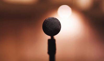 Das Konzept von Poetry Slams ist einfach wie genial: Die Bühne ist leer, außer einem Mikrofonständer.