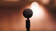 Das Konzept von Poetry Slams ist einfach wie genial: Die Bühne ist leer, außer einem Mikrofonständer.
