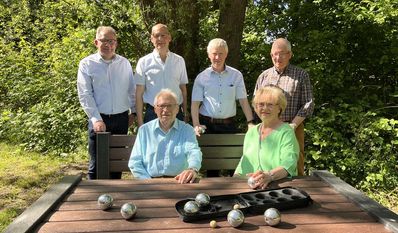 Der Vorstand der Stiftung Beringhoff rund um den Vorsitzenden Hermann Bliefernicht (2. v. r.) und der stellvertretende Bürgermeister André Bischof (links) freuen sich auf gemütliche Stunden.