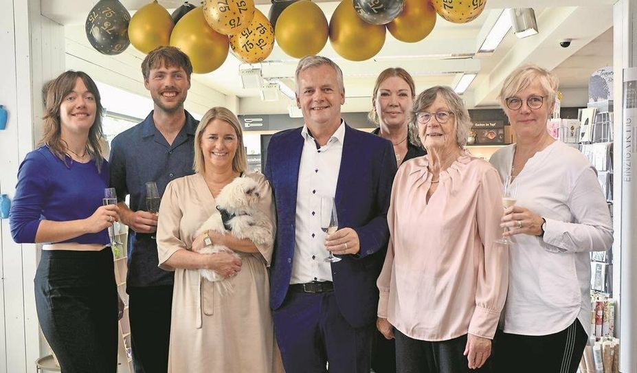Die Familienmitglieder (v. li.) Josephine und Hennes Bollmeier, das geschäftsführende Ehepaar Christine und Hanjo Postels, Angela Postels, Karin Postels und Helke Bollmeier.