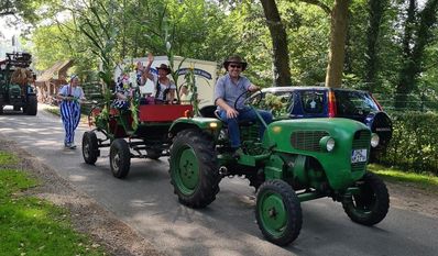 Das Erntefestkomitee freut sich auf ein tolles Erntefest, u. a. mit einem Lampionumzug für die Kinder und einem großen Erntewagenumzug.