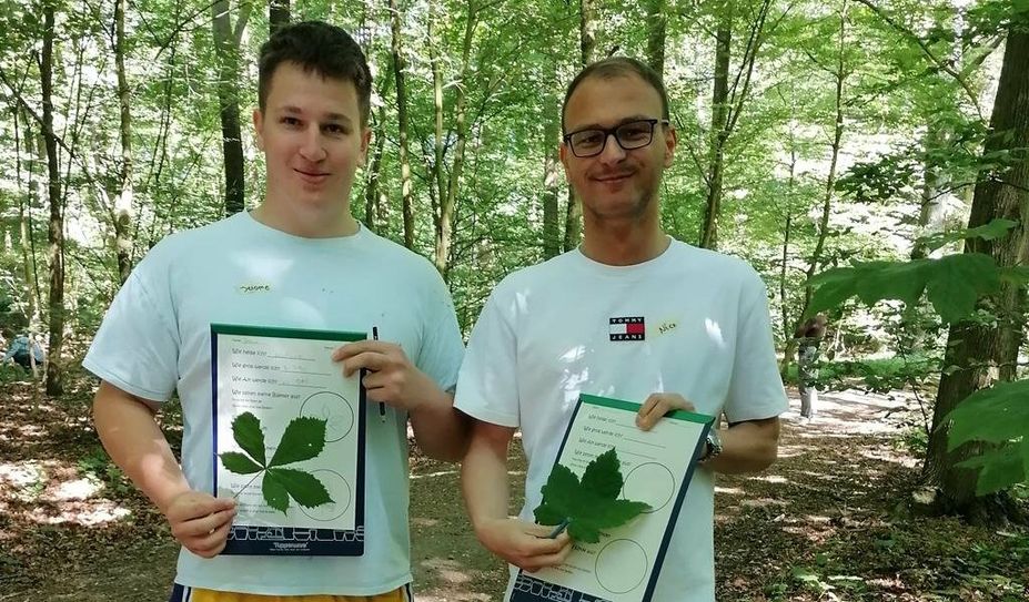 Jerome Rosenboom und Nico Wessels ordnen Blätter zu.