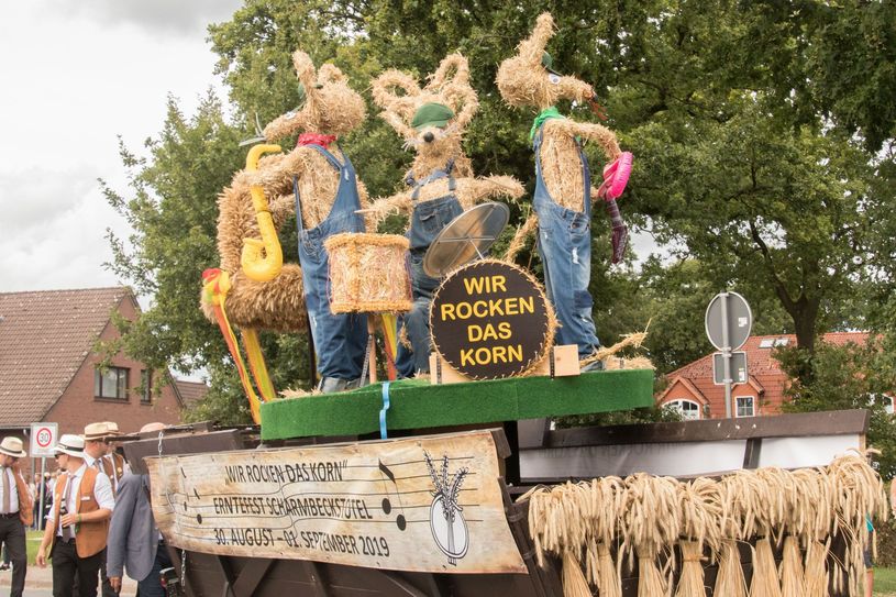 Liebevoll hergerichtete Erntewagen gibt es wieder am Sonntag, 11. September, beim Erntewagenumzug in Scharmbeckstotel zu bestaunen. Foto: eb