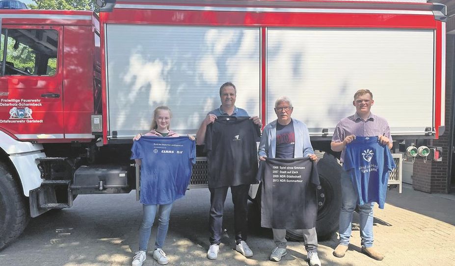 Werden es sich gegenseitig nicht leicht machen: Mia Kück und Kjell Nestler von der Landjugend (blaue T-Shirts) sowie Manuel Reichel (links) und Klaus Sass von der Stadtverwaltung.