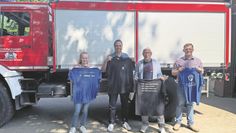 Werden es sich gegenseitig nicht leicht machen: Mia Kück und Kjell Nestler von der Landjugend (blaue T-Shirts) sowie Manuel Reichel (links) und Klaus Sass von der Stadtverwaltung.