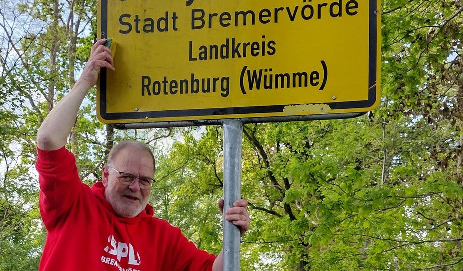 Die rechte Seite des Schildes strahlt bereits im neuen Glanz - die linke Seite folgte prompt.
