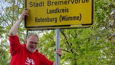 Die rechte Seite des Schildes strahlt bereits im neuen Glanz - die linke Seite folgte prompt.