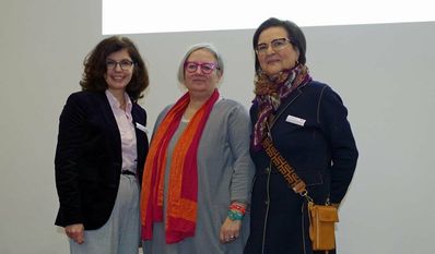 Gastrednerin Anja Jung (Mitte) mit den Fachbereichsleiterinnen Mela Malak Heitbrink-Damer (links) und Danae Papageorgiou (rechts).