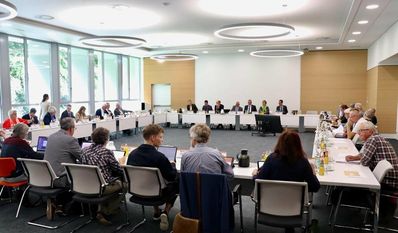 Nach einer Schweigeminuten für den ehemaligen Landrat Ludwig Wätjen widmeten sich die Mitglieder des Kreistages unter anderem der wirtschaftlichen Entwicklung des Kreiskrankenhauses. Foto: akl