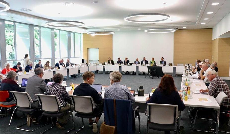Nach einer Schweigeminuten für den ehemaligen Landrat Ludwig Wätjen widmeten sich die Mitglieder des Kreistages unter anderem der wirtschaftlichen Entwicklung des Kreiskrankenhauses. Foto: akl