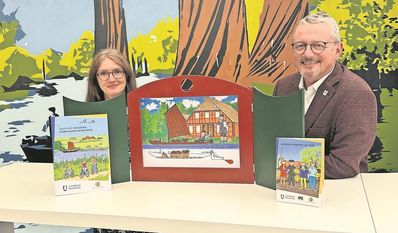 Andrea Schwarz und Landrat Bernd Lütjen präsentieren das neue Kamishibai.
