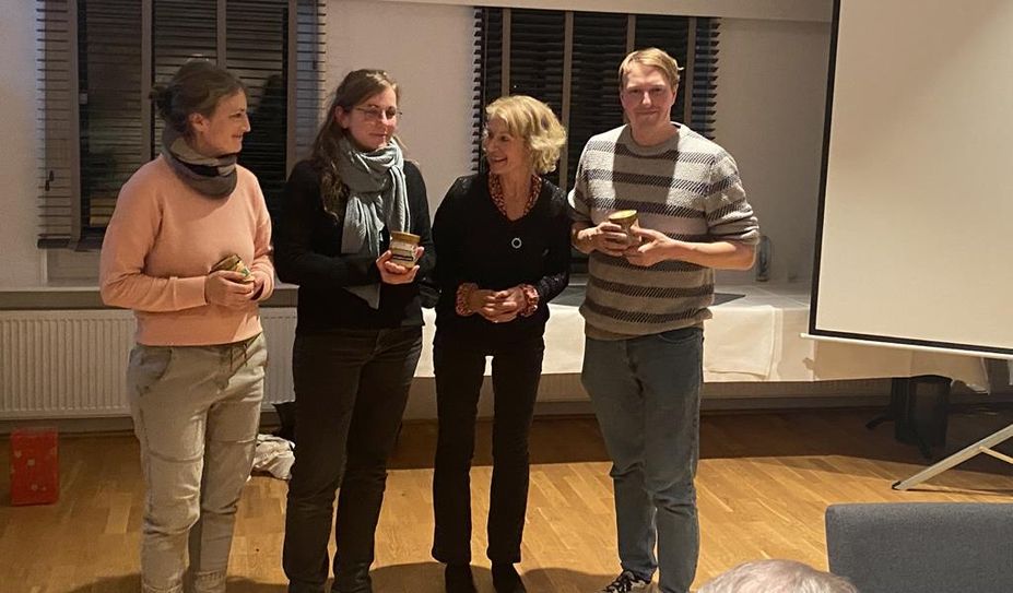 GEW-Vorsitzende Sabine Stahmann-Wruck bedankt sich bei den Referierenden