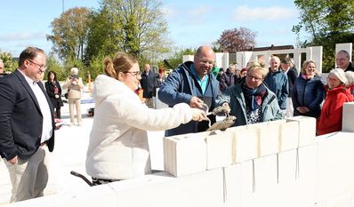 Steffen und Rieke von Rahden baten die Käufer der Wohnungen an die Maurerkelle zur Grundsteinlegung.