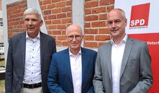 Bürgermeister Torsten Rohde (links) und Michael Harjes (rechts) mit Dr. Peter Tschentscher auf Gut Sandbeck.