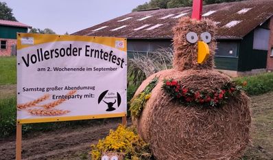 Das Heu-Huhn weist schon einmal darauf hin: Am zweiten Septemberwochenende steht das Erntefest in Vollersode an.