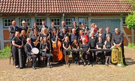Die „Torfteufel“ laden zum Klappstuhlkonzert auf das historische Gut Sandbeck.