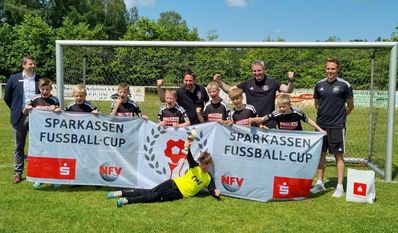 Kutenholz (eb). Bei bestem Fußballwetter wurde kürzlich auf der Sportanlage in Frelsdorf in der Zwischenrunde des Sparkassen-Cups der Teilnehmer für die Endrunde der niedersächsischen U11-Mannschaften am 18. Juni in Barsinghausen ausgespielt. Der U11 des FC Mulsum/Kutenholz gelang dabei der Einzug in die Endrunde der besten 16 Mannschaften aus Niedersachsen. Am 18. Juni geht es dann in Barsinghausen gegen namhafte Mannschaften aus den anderen NFV-Bezirken um den Titel des Niedersachsenmeisters.