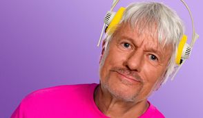Kabarettist Jürgen Becker widmet sich in seinem aktuellen Programm verschiedenen politischen Bewegungen und ihrer Musik.