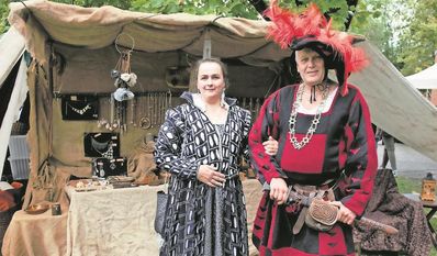 Beim Mittelaltermarkt gibt es viel zu sehen, unter anderem handgefertigten Schmuck.