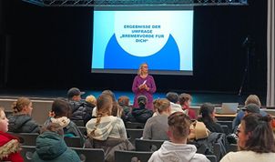 Gespannt lauschten die Schüler:innen dem Gesagten und wirkten auch selbst mit.