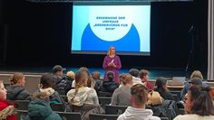 Gespannt lauschten die Schüler:innen dem Gesagten und wirkten auch selbst mit.