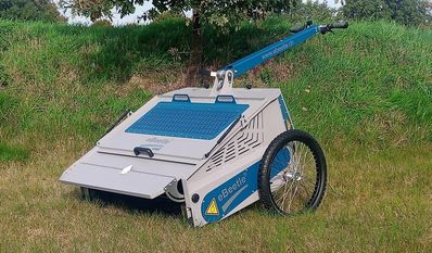 Diese Wiesenerntemaschine hilft bei der Saatgutgewinnung.