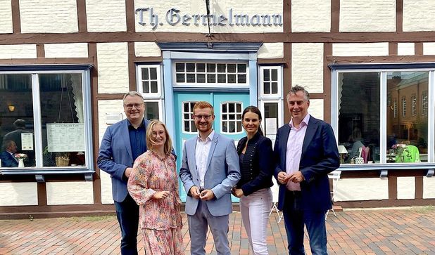 Marco Prietz, Kristin Harms, Dirk Stelling, Vanessa Zobel und David McAllister stellten sich nach den Redebeiträgen noch einmal gemeinsam für ein Foto auf.