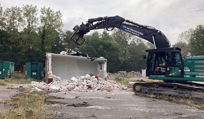 Große Bagger sind die vermutlich letzten Kettenfahrzeuge, die auf dem Gelände unterwegs sind.