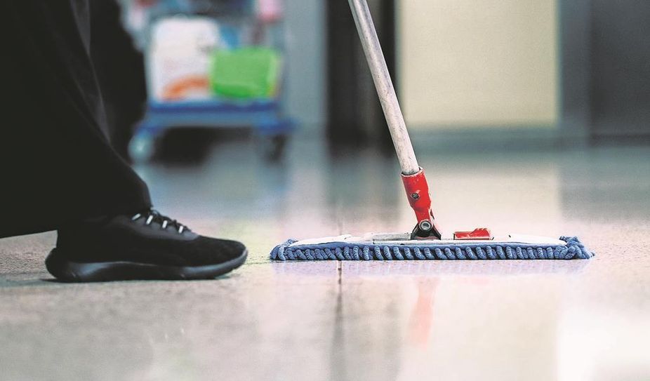 Gebäudereiniger:innen bekommen ab sofort mehr Geld.