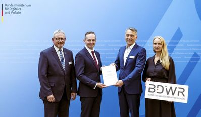Bernd Lütjen mit Dr. Volker Wissing (Bundesverkehrsminister), Dr. Stefan Kerth (Landrat des Landkreises Vorpommern-Rügen) und Dr. Stefanie Schwarz vom Deutschen Verein des Gas- und Wasserfachs.