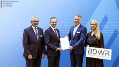 Bernd Lütjen mit Dr. Volker Wissing (Bundesverkehrsminister), Dr. Stefan Kerth (Landrat des Landkreises Vorpommern-Rügen) und Dr. Stefanie Schwarz vom Deutschen Verein des Gas- und Wasserfachs.