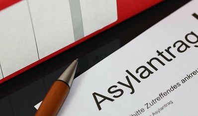 Dass vom geringen Geldbetrag, den Bezieher:innen von AsylbLG-Leistungen zu ihrer Verfügung haben, viel abzweigen, ist realitätsfern.