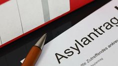 Dass vom geringen Geldbetrag, den Bezieher:innen von AsylbLG-Leistungen zu ihrer Verfügung haben, viel abzweigen, ist realitätsfern.
