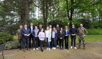 Oberstleutnant Kantar (li.) und Oberst Bock (re.) zeigten der JU die Logistikschule.