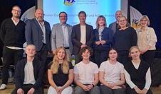 Bürgermeister-Wahlkampf in der IGS. Zum Schluss ein Gruppenfoto.
Hinten von links nach rechts: Johannes Schümann (IGS), Torsten Haß (SPD), Markus Wiedelmann (parteilos), Detlef Gödicke (Bürgerfraktion), Marie Jordan (CDU), Mario Segelhorst (IGS), Margarete Kloppenborg (IGS), Tanja König (IGS).  Vorn von links nach rechts, die Moderatoren aus dem 12. und 13. Jahrgang: Elija-David Samorski, Jette Segelken, Jakob Anders, Jette Bruns und Lotte Stephan.