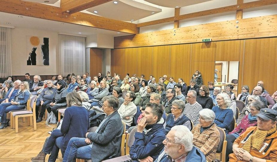 Rund 100 Bürger:innen kamen zur Auftaktveranstaltung ins Ludwig-Harms-Haus und wollen sich nun gemeinsam für Demokratie und Menschenwürde engagieren.