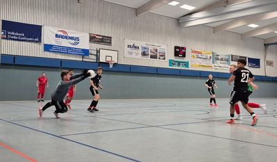 Mit einer starken Parade verteilt Lamstedts Keeper Kjell von See eine Torchance.