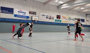 Mit einer starken Parade verteilt Lamstedts Keeper Kjell von See eine Torchance.