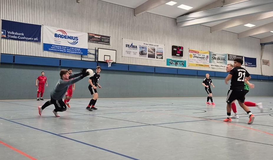 Mit einer starken Parade verteilt Lamstedts Keeper Kjell von See eine Torchance.