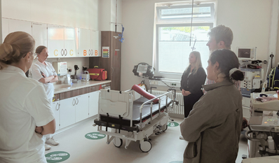 Interessiert hören die Teilnehmenden den Fachärzten zu.