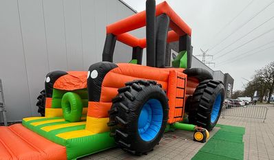 Die 5x15 Meter große Trecker-Hüpfburg lädt zum Toben ein. Die Gewerbeschau in Worpswede ist ein Fest für die ganze Familie.