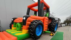 Die 5x15 Meter große Trecker-Hüpfburg lädt zum Toben ein. Die Gewerbeschau in Worpswede ist ein Fest für die ganze Familie.